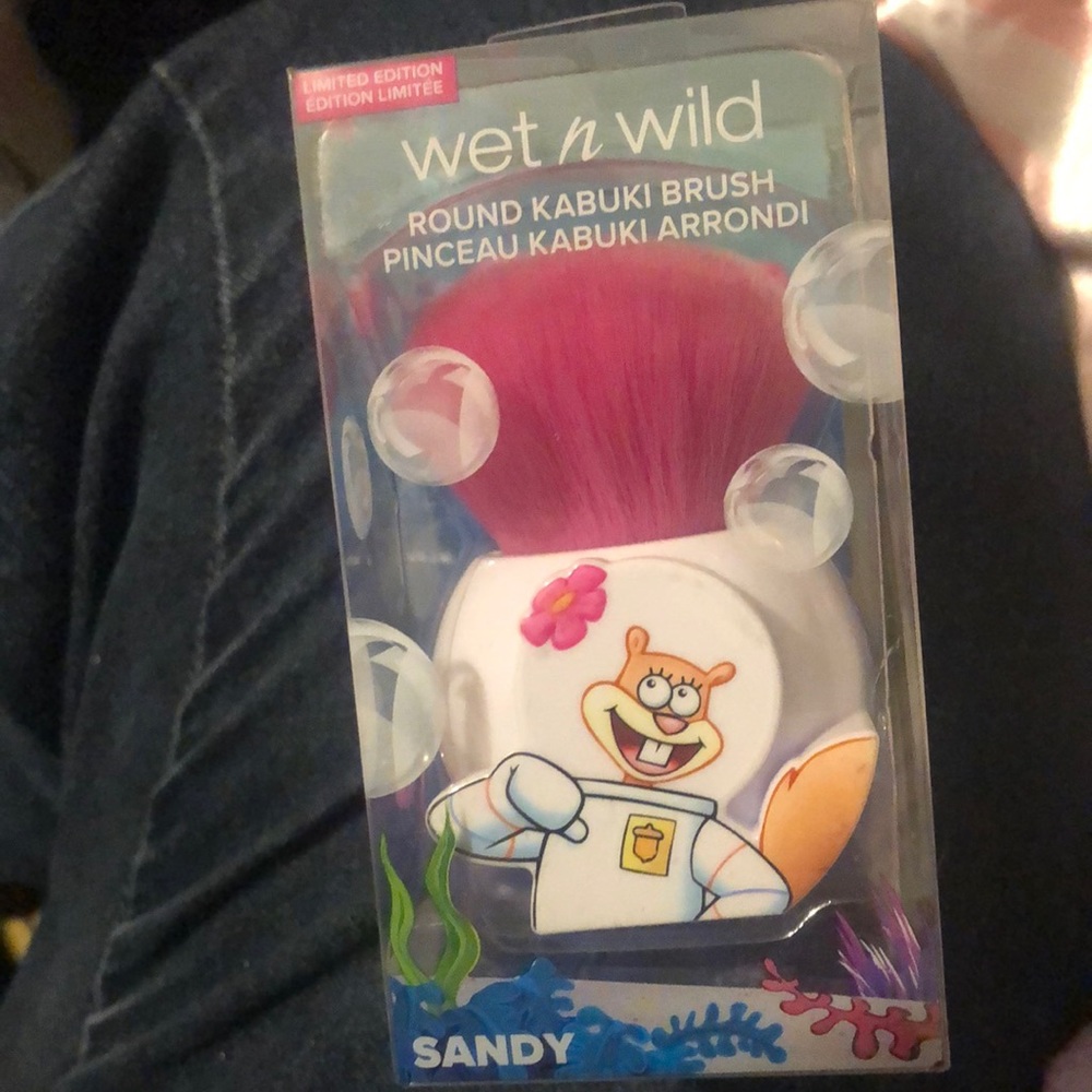 Round kabuki brush The squirrel named Sandy